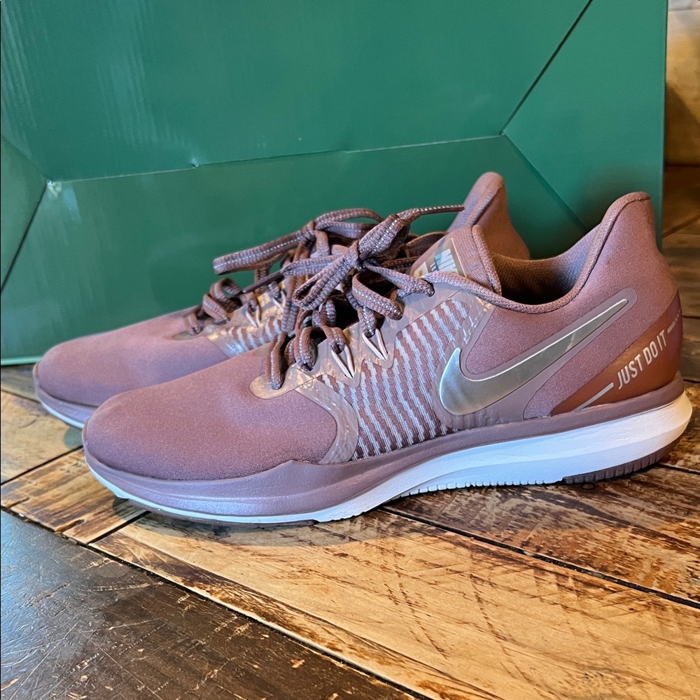 Nike women’s Mauve Athletic Shoes